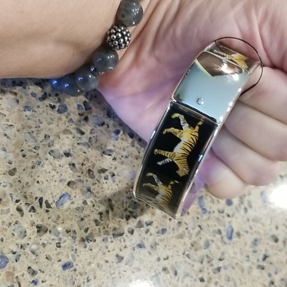 🐅HP🐅 LAST 1! Chico's Tiger Print Cuff Bracelet - Picture 7 of 9